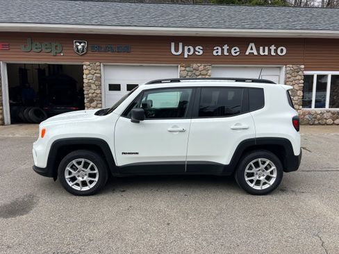 Used 2023 Jeep Renegade Latitude w/ Premium Group image 8