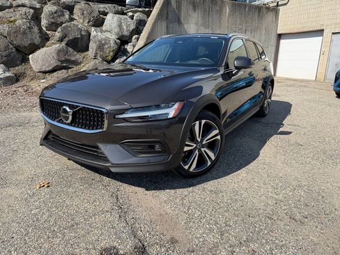 Used 2025 Volvo V60 B5 Cross Country Plus AWD/4WD image 1
