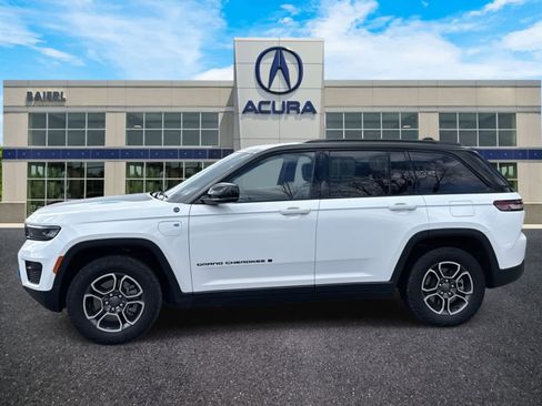 Used 2023 Jeep Grand Cherokee Trailhawk image 2