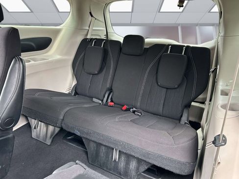 Used 2023 Chrysler Voyager LX FWD image 12