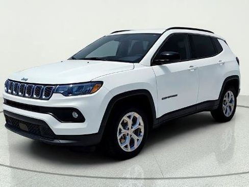 Used 2024 Jeep Compass Latitude AWD/4WD image 3