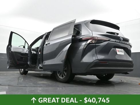 Used 2025 Toyota Sienna LE image 71