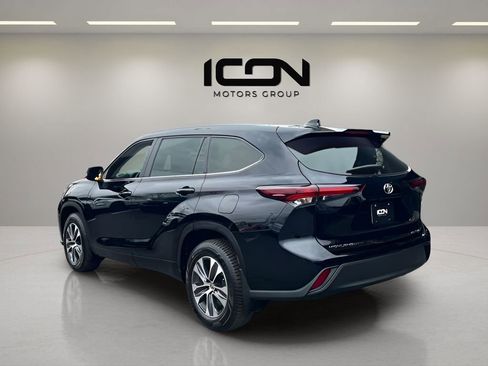 Used 2025 Toyota Highlander XLE image 3