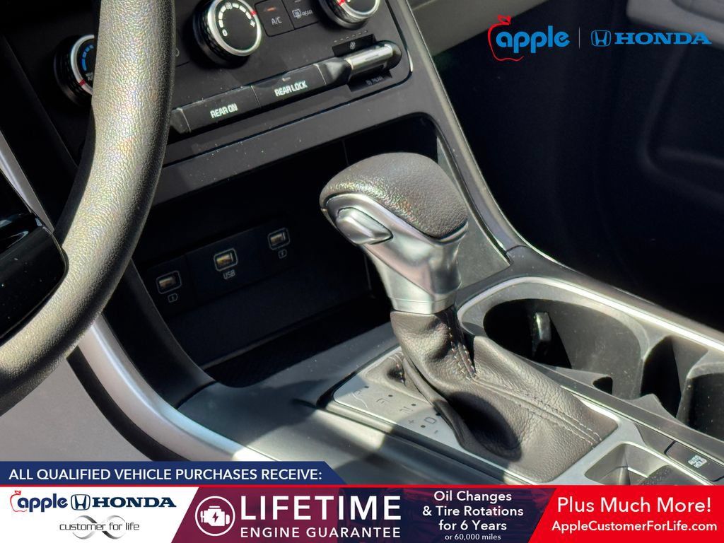 Used 2023 Kia Carnival LX FWD image 16