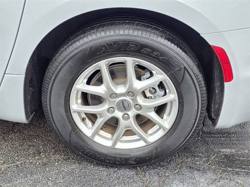 Used 2024 Chrysler Pacifica Touring-L image 9