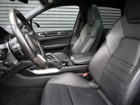 Used 2022 Porsche Cayenne Turbo image 30