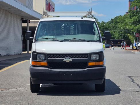 Used 2017 Chevrolet Express 2500 RWD image 2