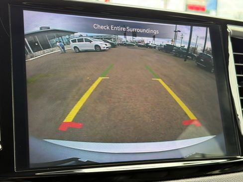 Used 2024 Chrysler Pacifica Touring-L image 19