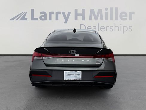 Used 2025 Hyundai Elantra SEL FWD image 4