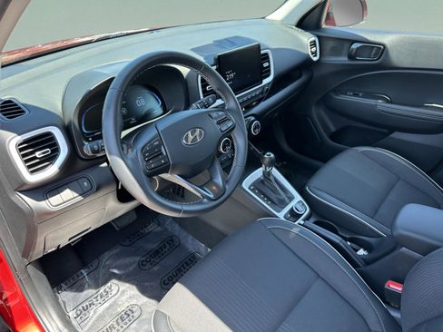 Used 2024 Hyundai Venue Limited image 17