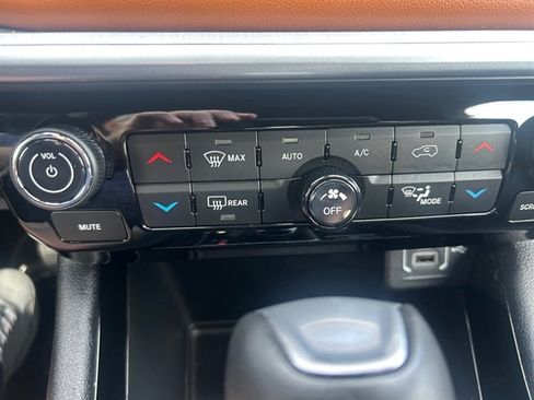 Used 2025 Jeep Compass Limited w/ Sun & Sound Group AWD/4WD image 24