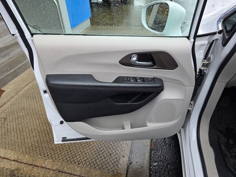 Used 2019 Chrysler Pacifica Touring-L image 10