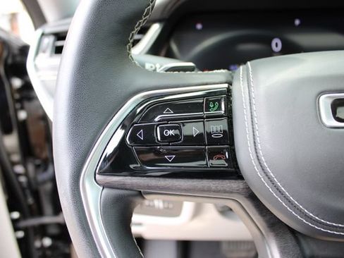 Used 2022 Jeep Grand Cherokee Overland AWD/4WD image 17
