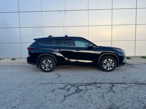 Used 2023 Toyota Highlander XLE AWD/4WD image 39