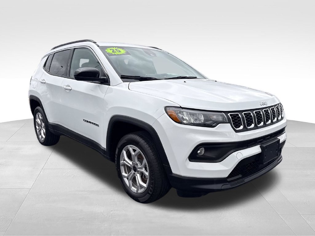 Used 2025 Jeep Compass Latitude w/ Sun & Sound Group AWD/4WD image 18