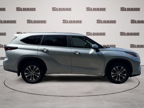 Used 2024 Toyota Highlander XLE AWD/4WD image 6