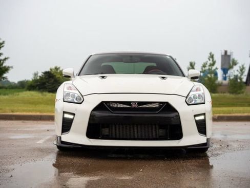 Used 2017 Nissan GT-R Premium w/ Premium Interior Package AWD/4WD image 2