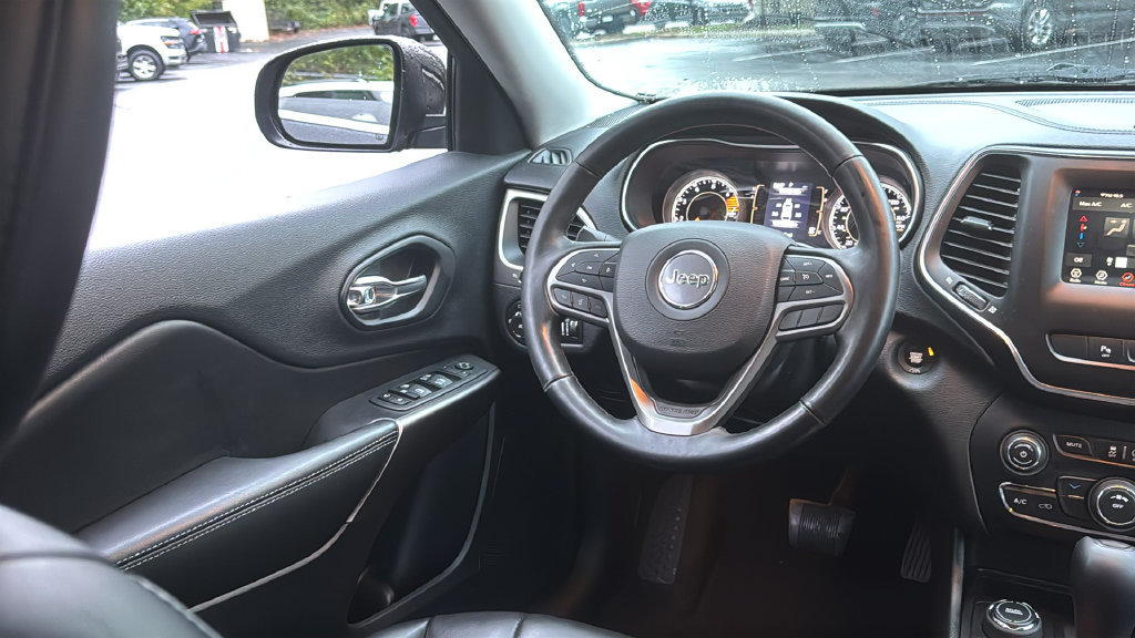 Used 2019 Jeep Cherokee Latitude Plus w/ Cold Weather Group AWD/4WD image 31