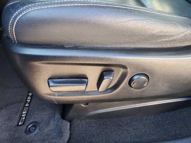 Used 2015 Toyota Sienna SE FWD image 17
