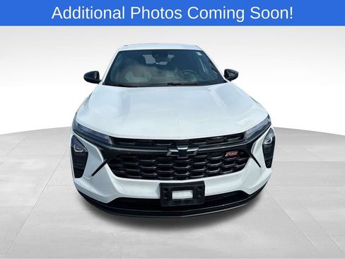 Used 2024 Chevrolet Trax RS w/ Driver Confidence Package FWD image 2