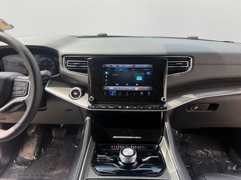Used 2024 Jeep Wagoneer L Series III w/ Flexible Seating Group AWD/4WD image 14