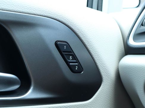 Used 2020 Chrysler Pacifica Touring-L w/ Tire & Wheel Group image 25