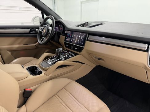 Certified 2023 Porsche Cayenne Platinum Edition image 24