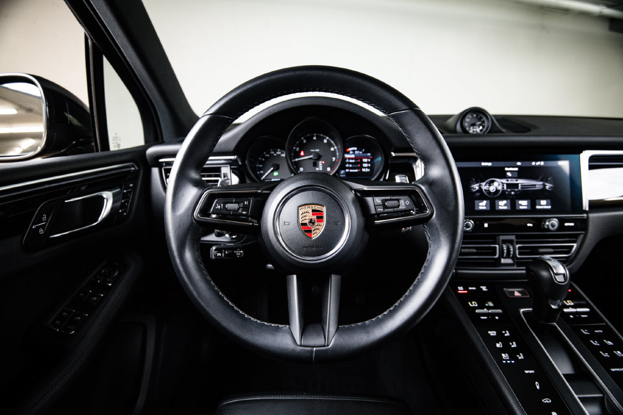 Certified 2024 Porsche Macan AWD/4WD image 26