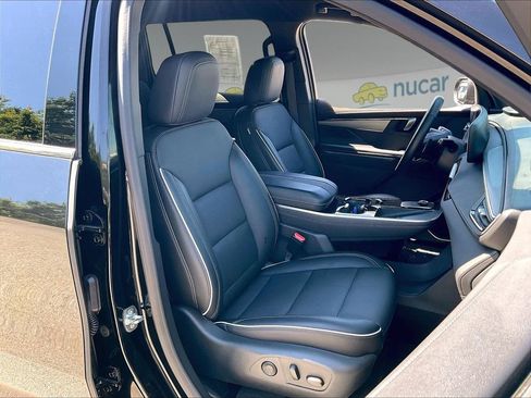 Used 2025 Buick Enclave Preferred AWD/4WD image 10