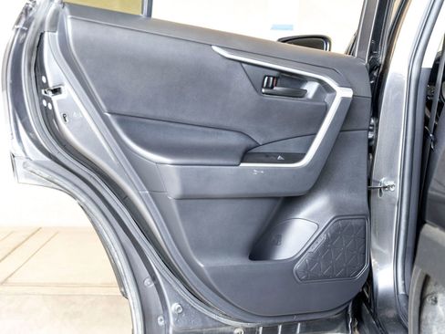 Used 2021 Toyota RAV4 LE w/ Carpet Mat Package (TMS) AWD/4WD image 20