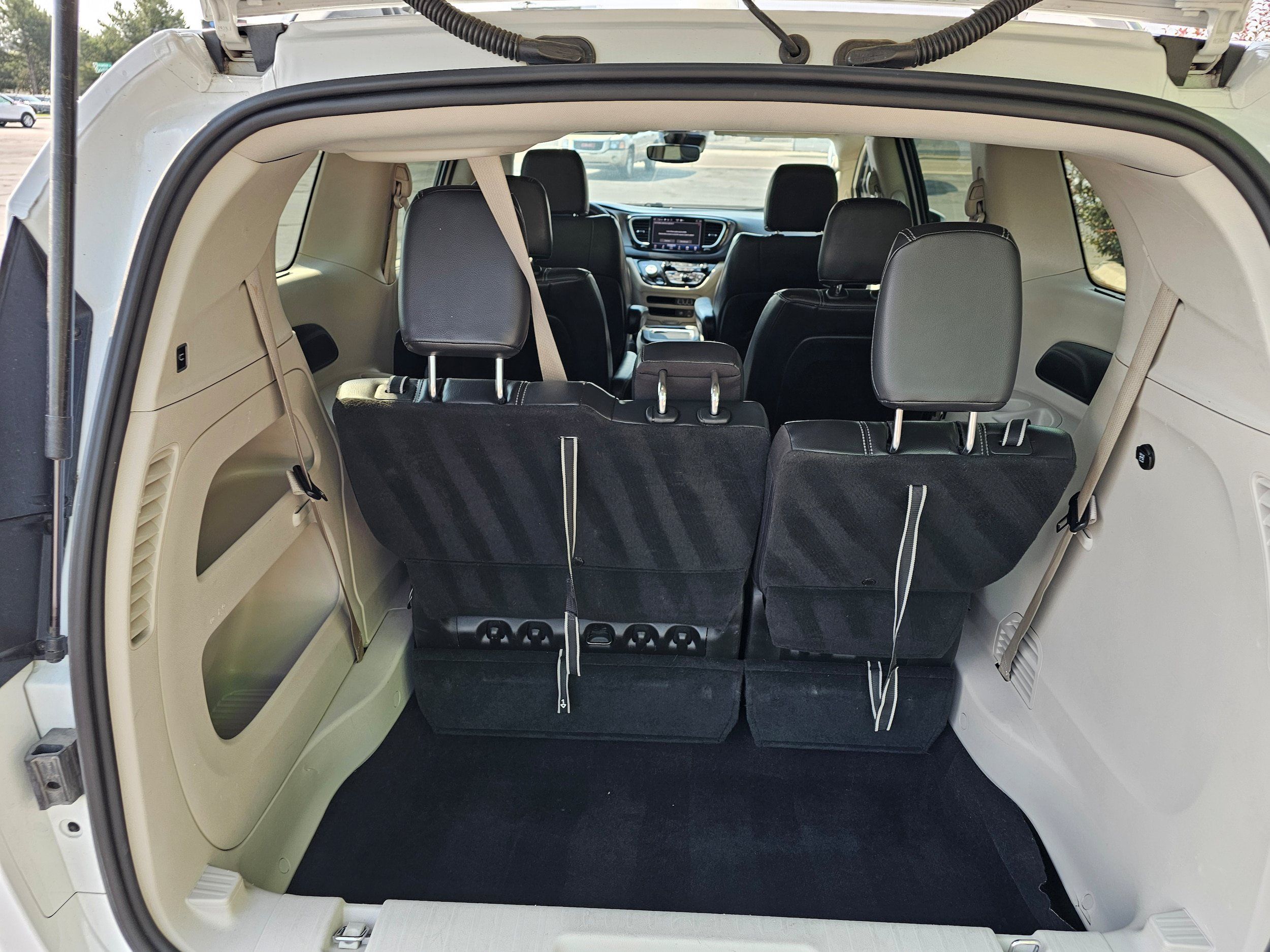 Used 2022 Chrysler Pacifica Touring-L FWD image 7