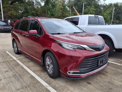 Certified 2023 Toyota Sienna XLE FWD image 1