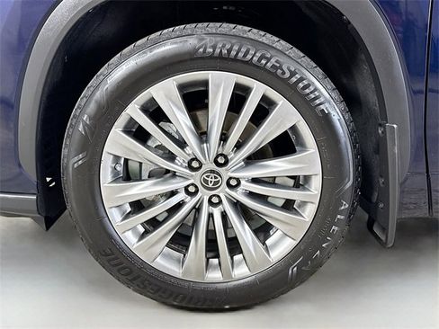 Used 2023 Toyota Highlander L image 32