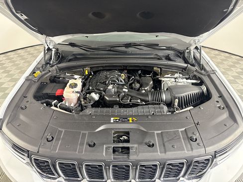 Used 2022 Jeep Grand Cherokee Laredo w/ Luxury Tech Group I image 39