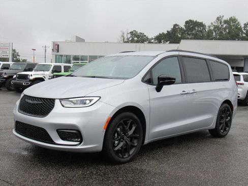 New 2026 Chrysler Pacifica Select w/ S Appearance Package image 3
