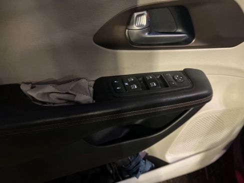 Used 2018 Chrysler Pacifica Touring-L Plus w/ Tire & Wheel Group image 6