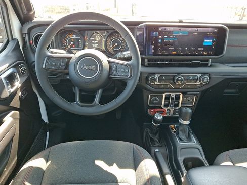 Used 2025 Jeep Wrangler Unlimited Rubicon image 11