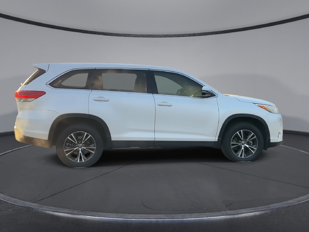 Used 2019 Toyota Highlander LE FWD image 9