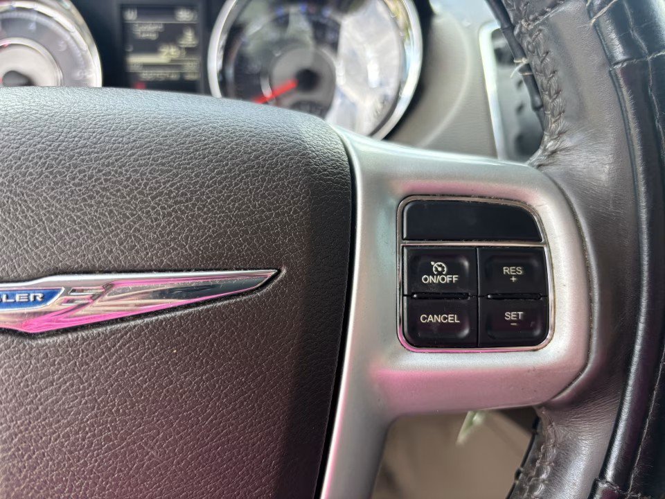 Used 2016 Chrysler Town & Country Touring FWD image 31
