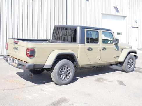 Used 2025 Jeep Gladiator Sport AWD/4WD image 8