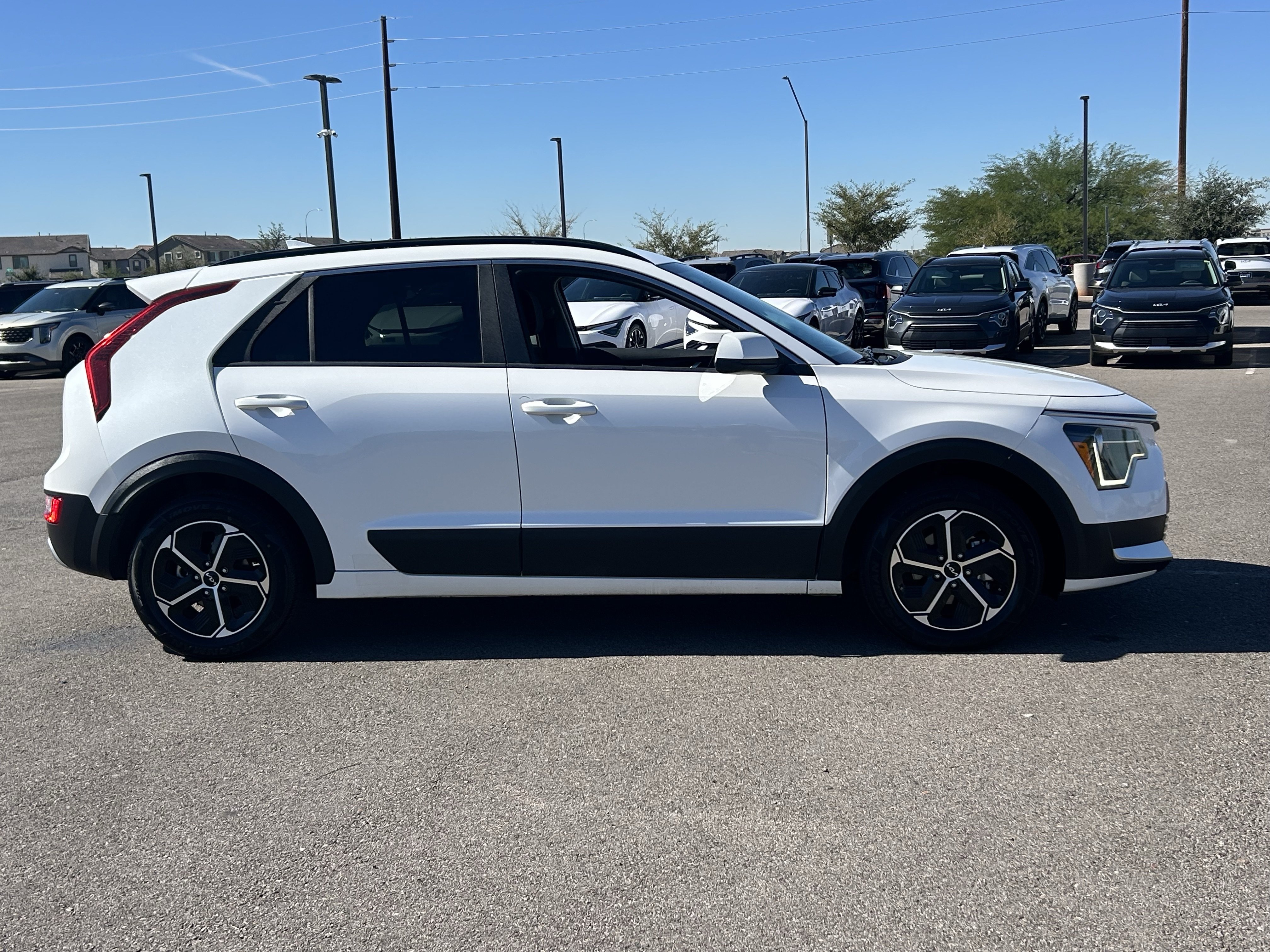 Certified 2025 Kia Niro LX FWD image 6