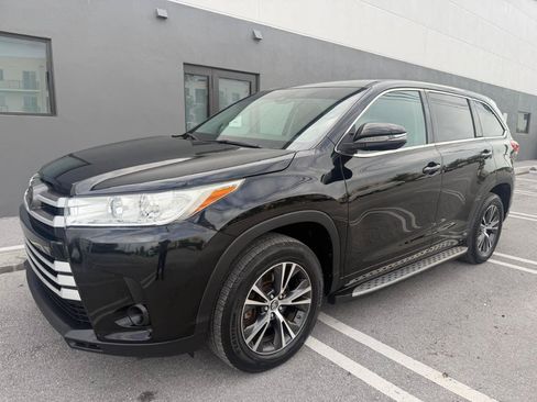 Used 2018 Toyota Highlander LE FWD image 3