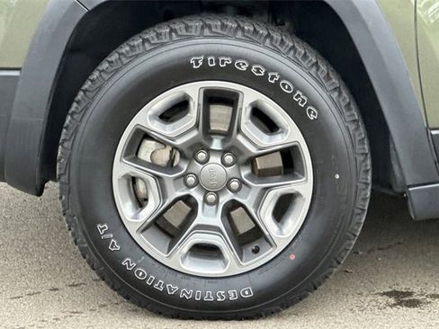 Used 2019 Jeep Cherokee Trailhawk image 29