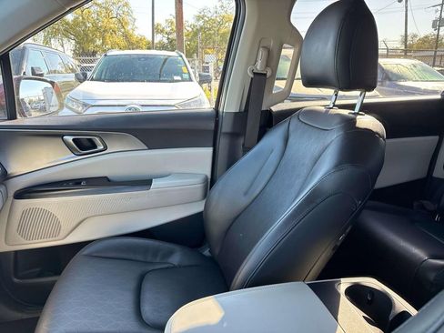 Used 2024 Kia Carnival LX FWD image 21