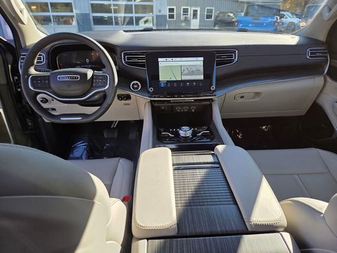 Used 2024 Jeep Wagoneer L Series III w/ Premium Group I image 20