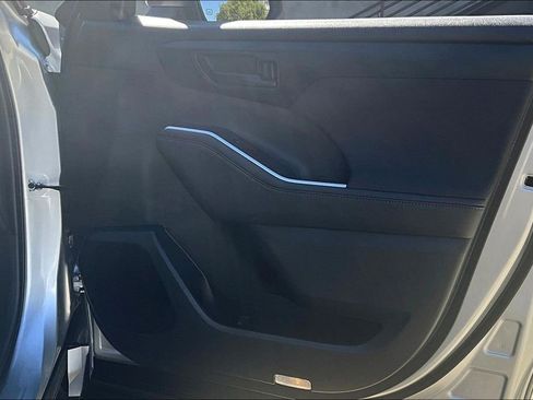 Used 2023 Toyota Highlander L image 24