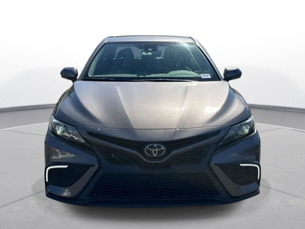 Used 2022 Toyota Camry SE w/ Convenience Package FWD image 3