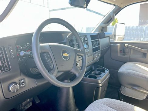 Used 2017 Chevrolet Express 3500 image 10