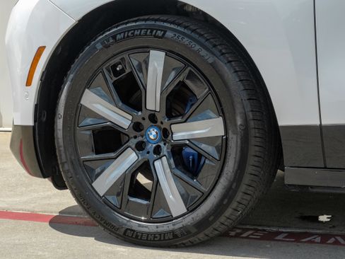 Used 2022 BMW iX xDrive50 w/ Sport Package AWD/4WD image 60