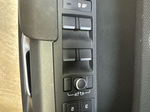 Used 2023 Land Rover Defender 110 X-Dynamic SE image 31